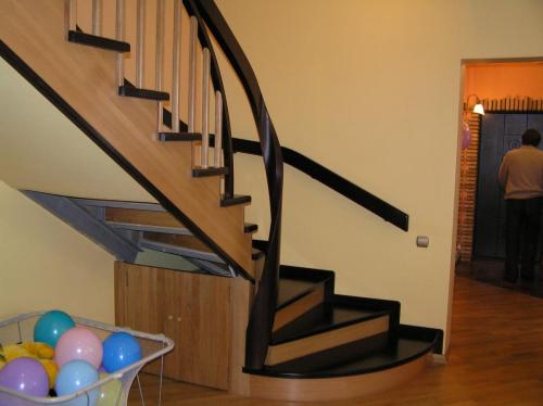 Винтовая лестница в доме на второй этаж